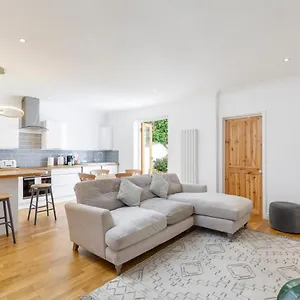 Lovely, Centrally Located 2-bedroom With Patio Brighton